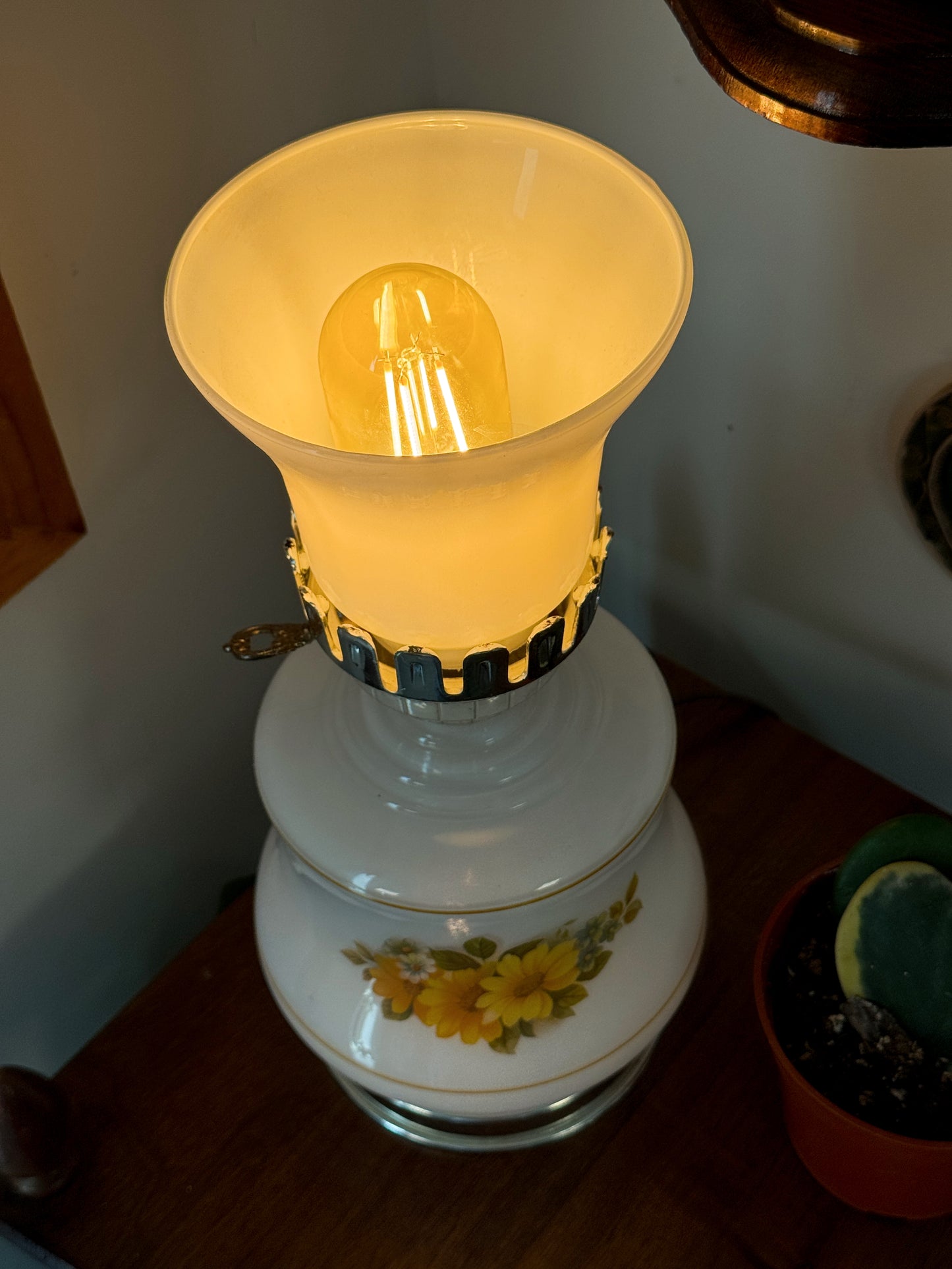 Vintage Milk Glass Daisy Lamp | Dual Light Table Lamp