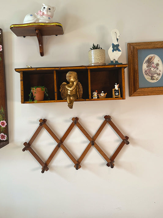Vintage Wooden Accordion Mug Rack – Expandable Wall Peg Rack – Farmhouse / Cottage Kitchen Storage