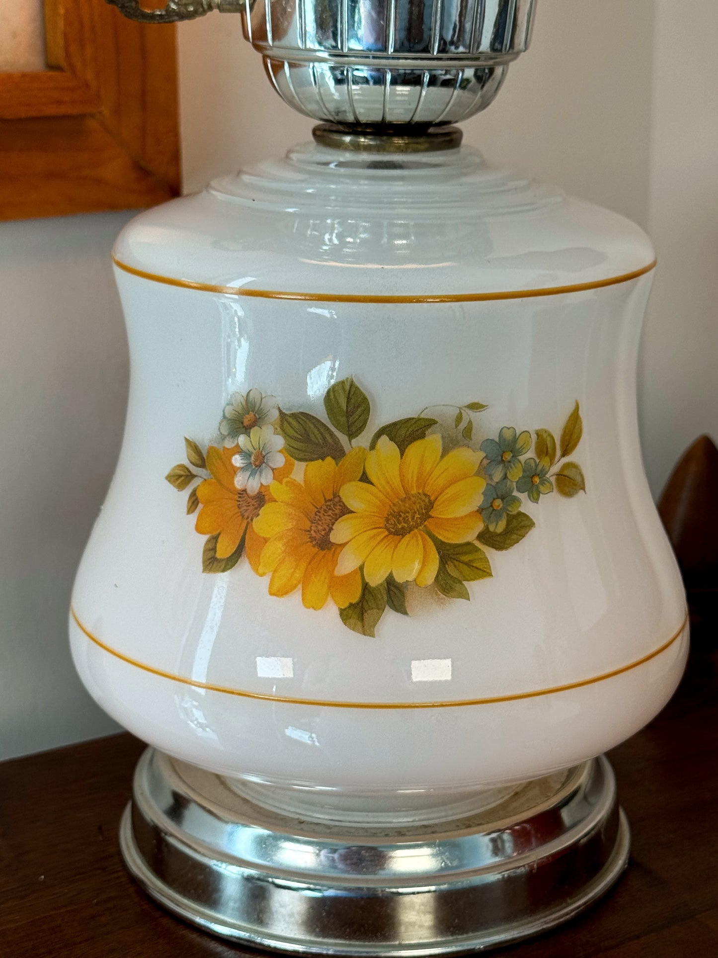 Vintage Milk Glass Daisy Lamp | Dual Light Table Lamp