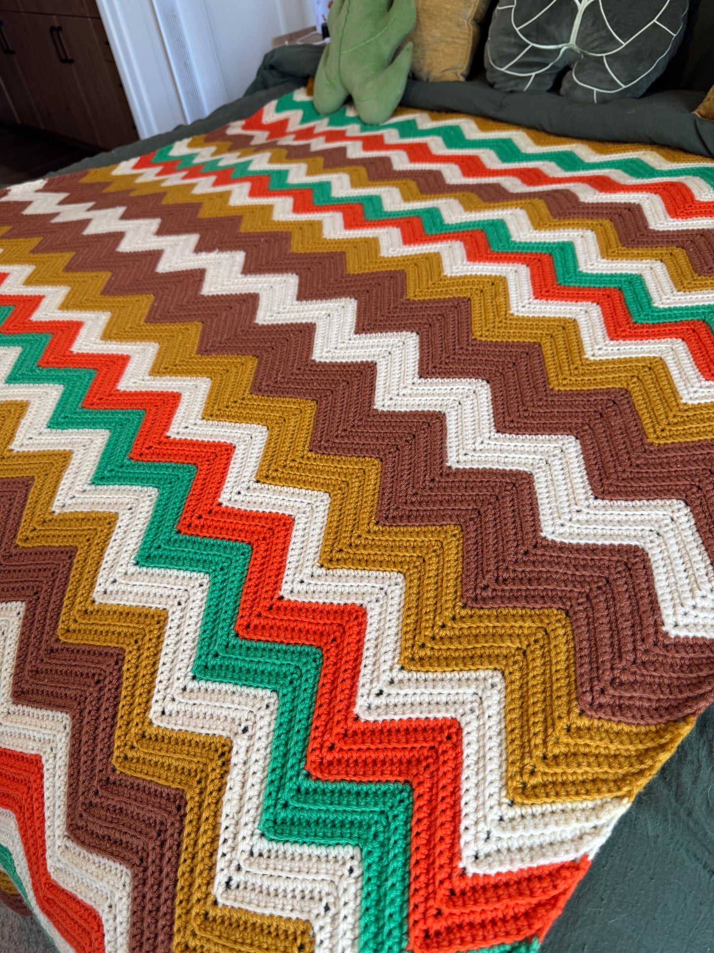 Vintage 1970s Chevron Knit Blanket – Retro Earth Tone Zigzag Throw – 71x61