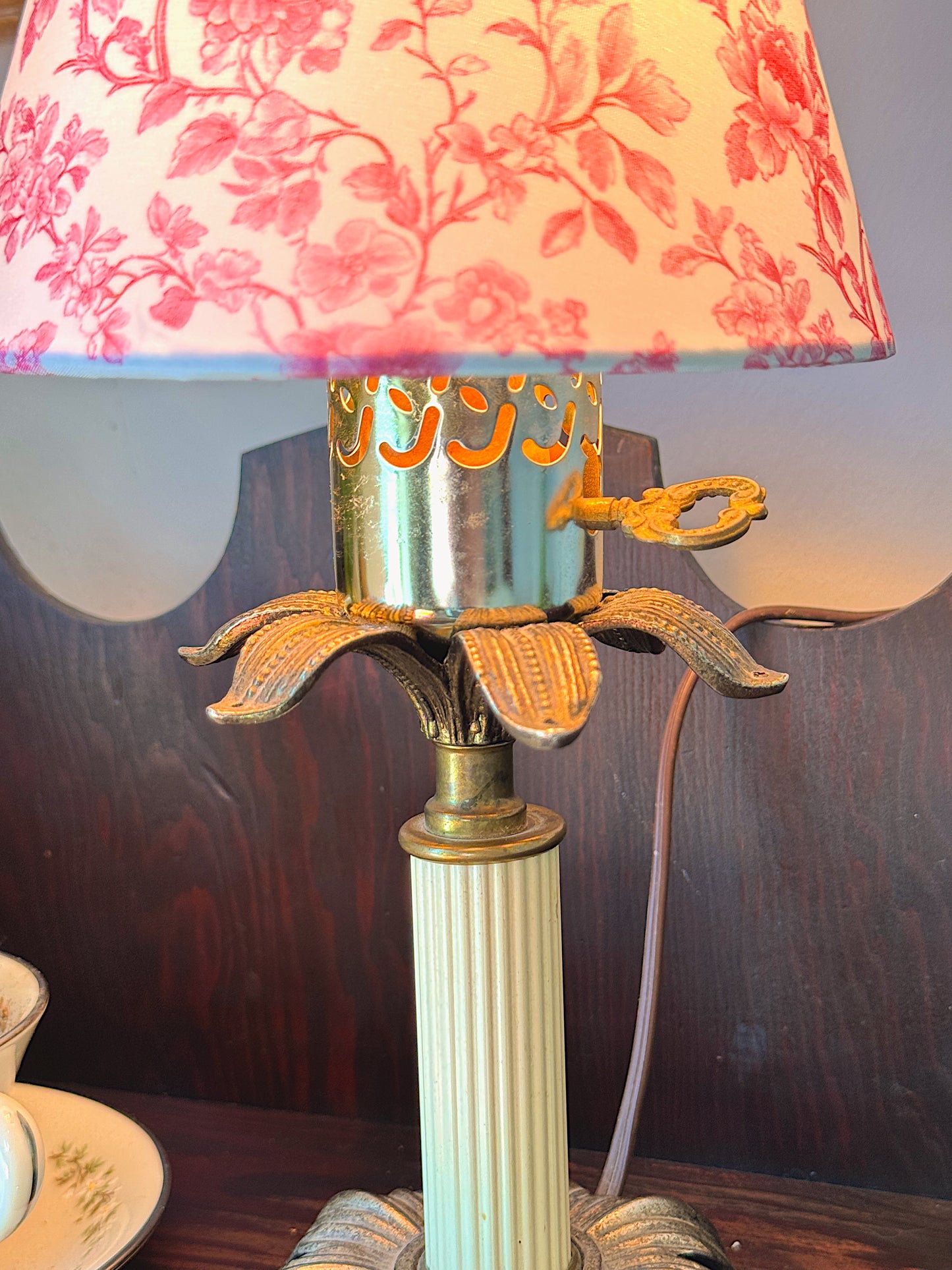 Vintage Hollywood Regency Brass Table Lamp – Palm Leaf & Fluted Column – 12"