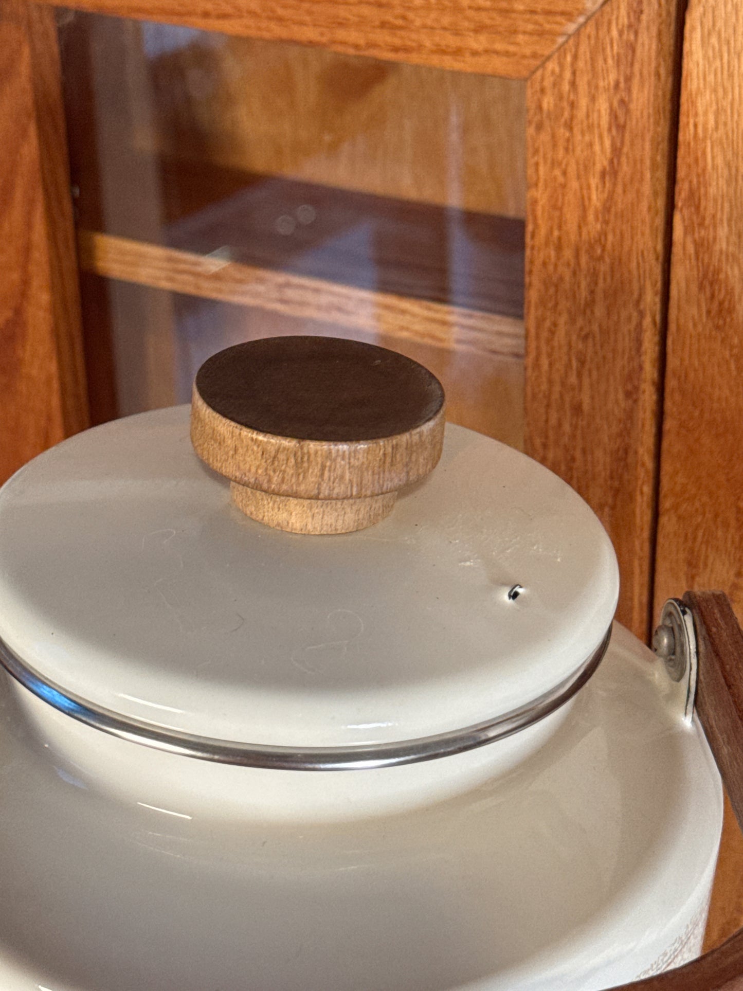 Vintage Enamel Teapot with Wooden Handle – Country Cottage Hearts & Birds