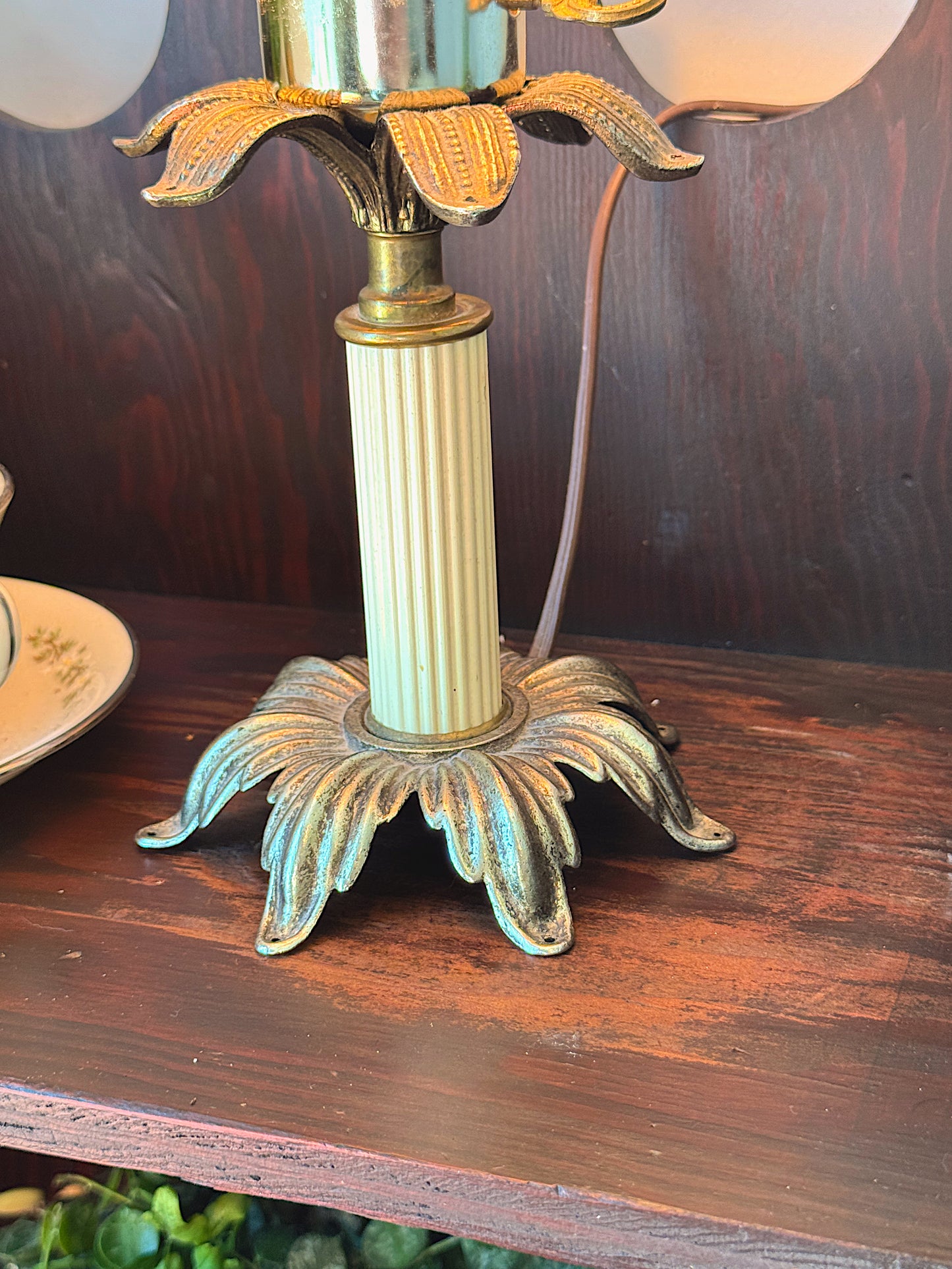 Vintage Hollywood Regency Brass Table Lamp – Palm Leaf & Fluted Column – 12"
