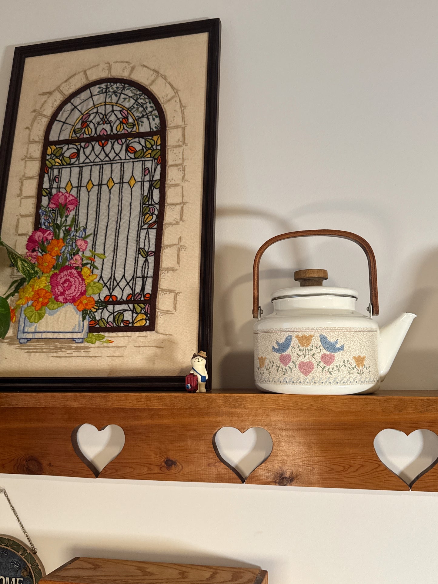 Vintage Enamel Teapot with Wooden Handle – Country Cottage Hearts & Birds