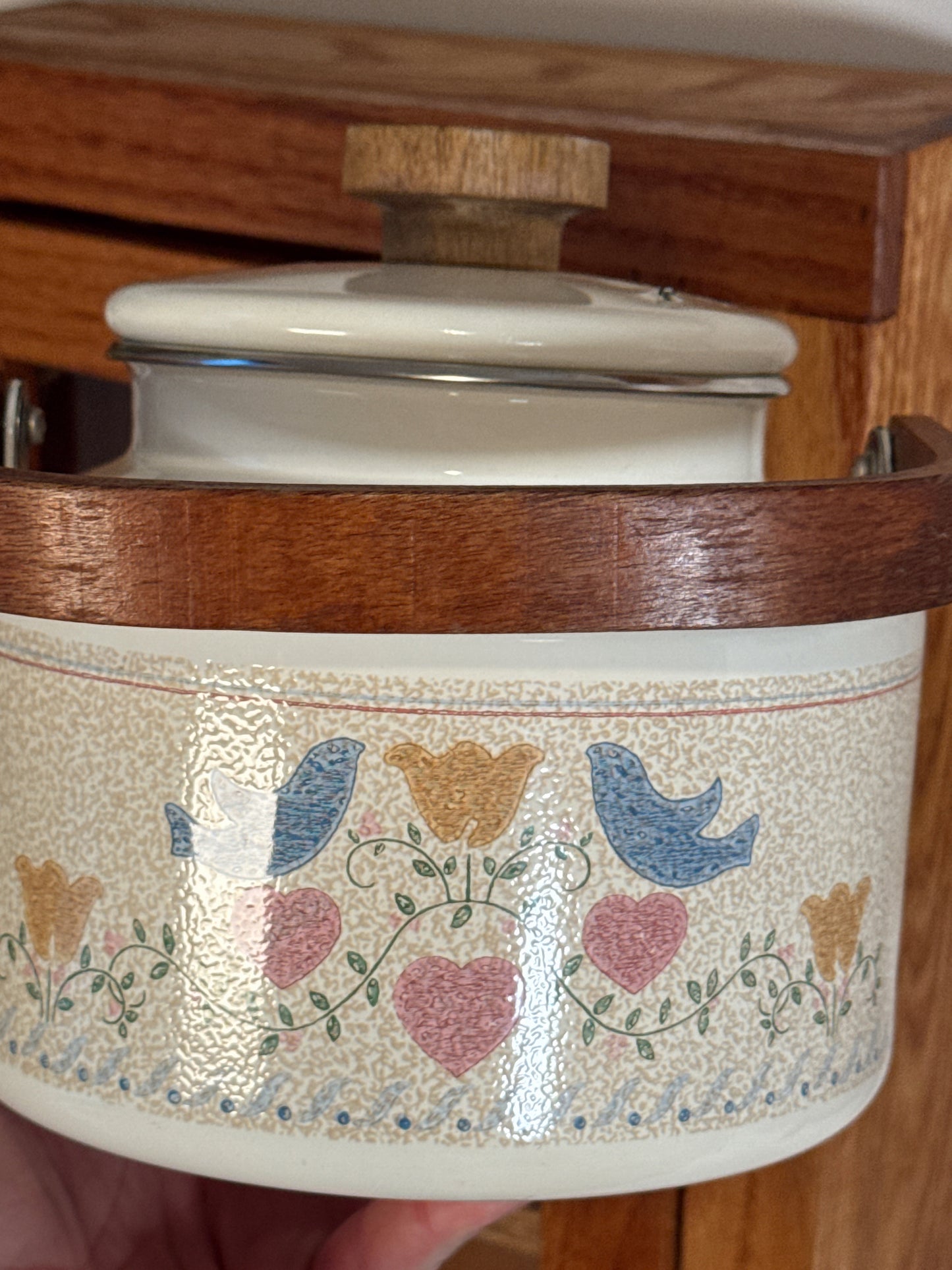 Vintage Enamel Teapot with Wooden Handle – Country Cottage Hearts & Birds