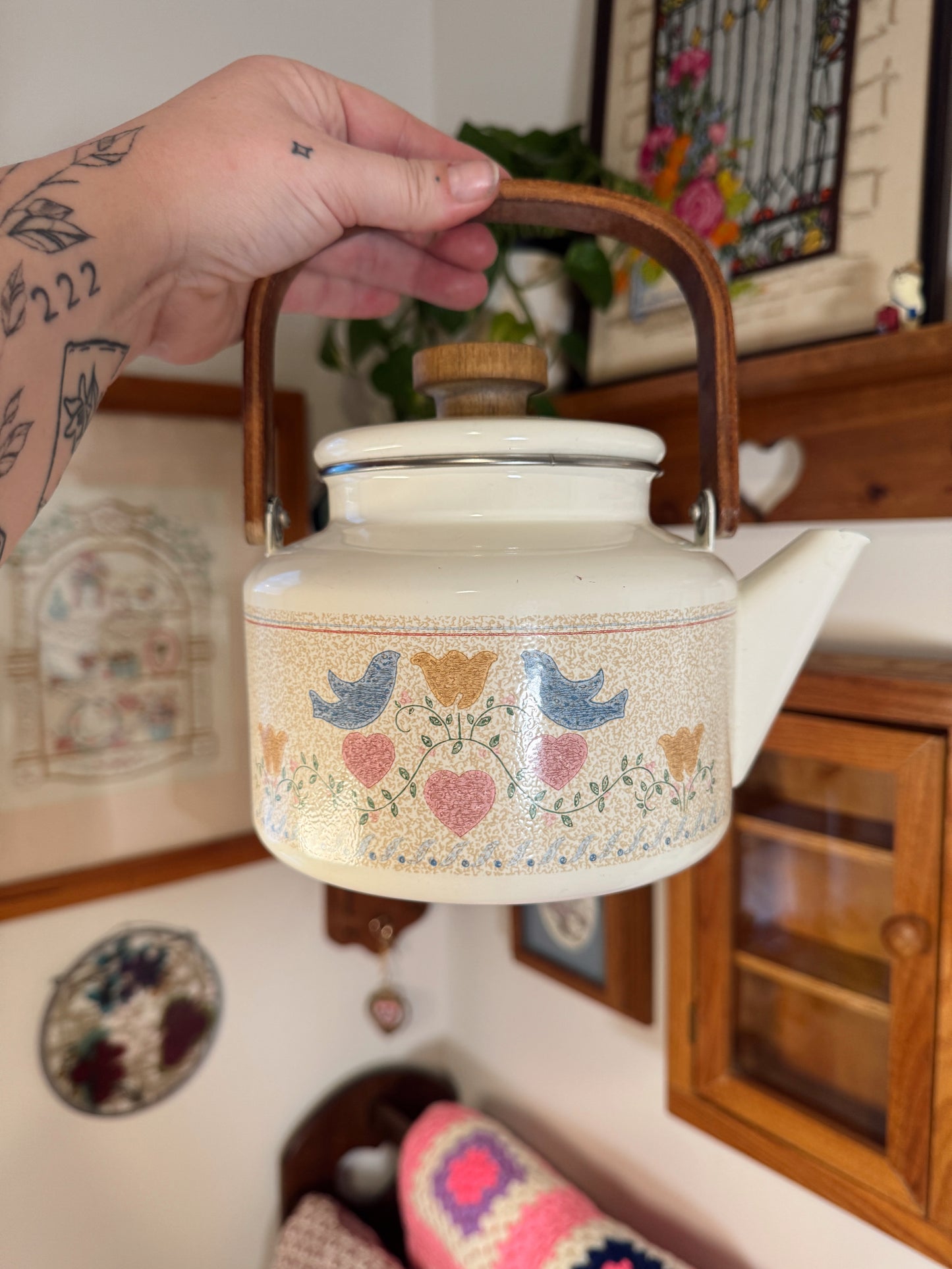 Vintage Enamel Teapot with Wooden Handle – Country Cottage Hearts & Birds