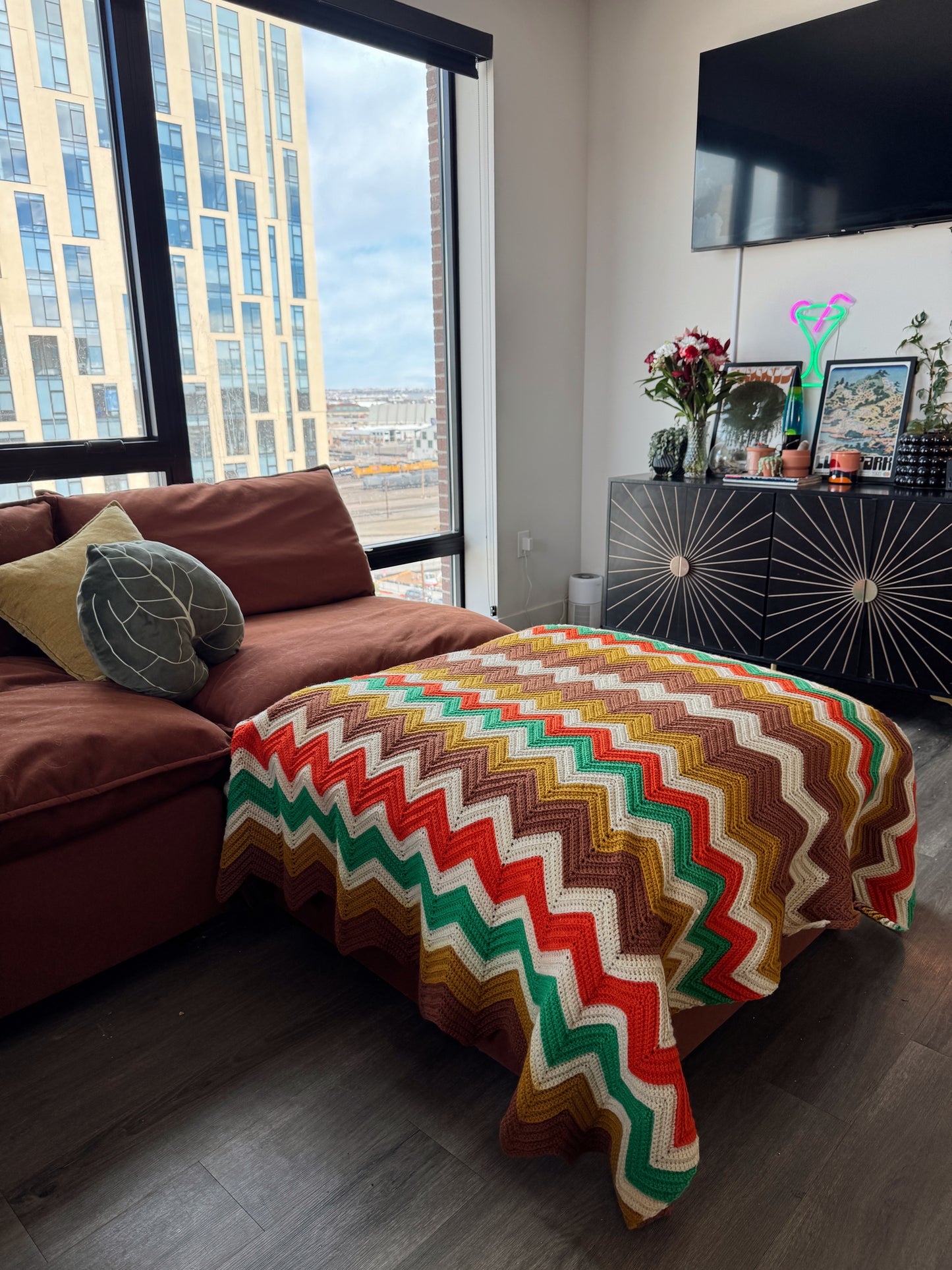 Vintage 1970s Chevron Knit Blanket – Retro Earth Tone Zigzag Throw – 71x61