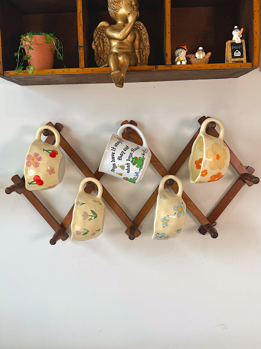Vintage Wooden Accordion Mug Rack – Expandable Wall Peg Rack – Farmhouse / Cottage Kitchen Storage